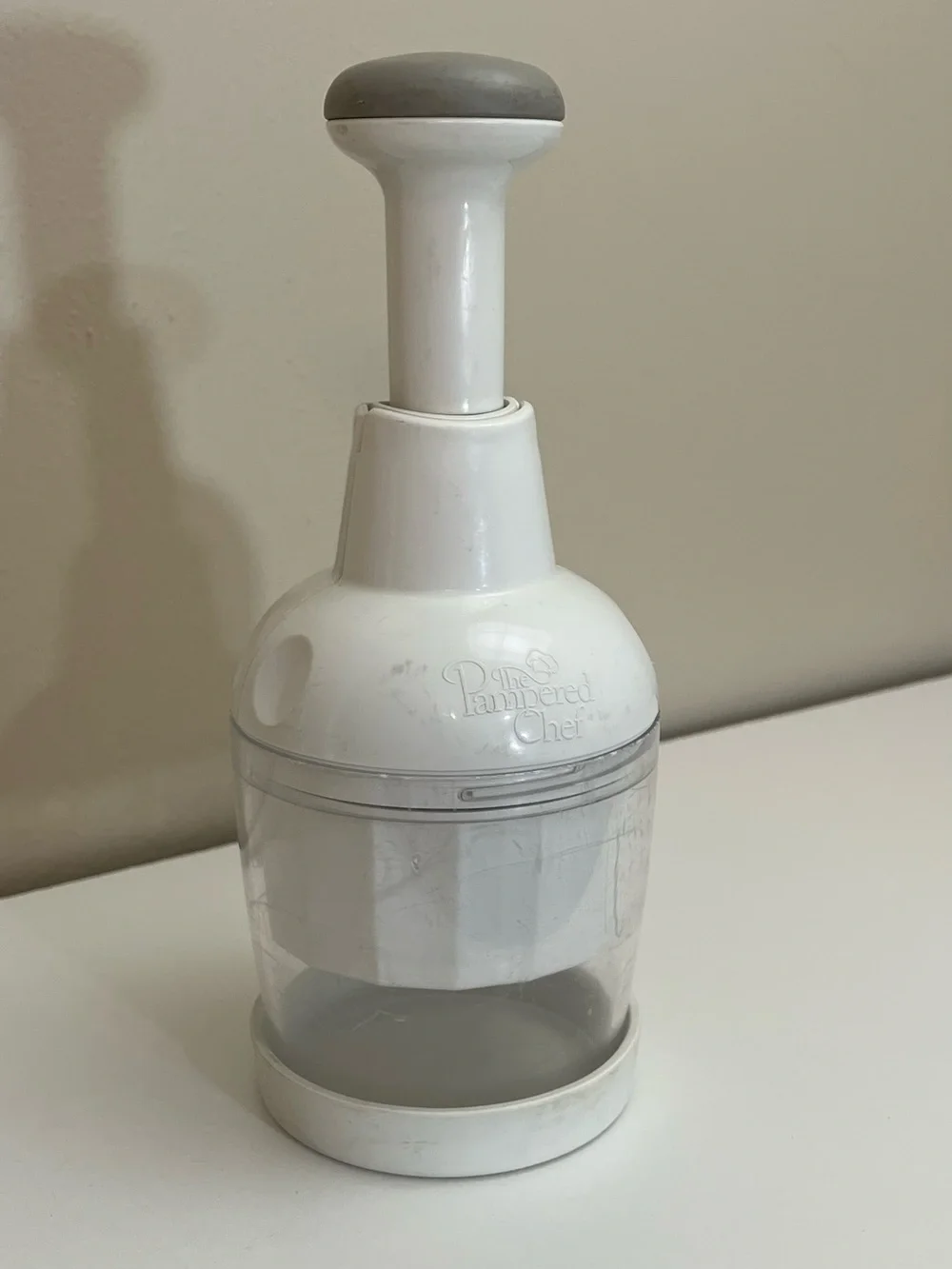 Pampered Chef White Hand Chopper Vegetable Cutter Kitchen Tool